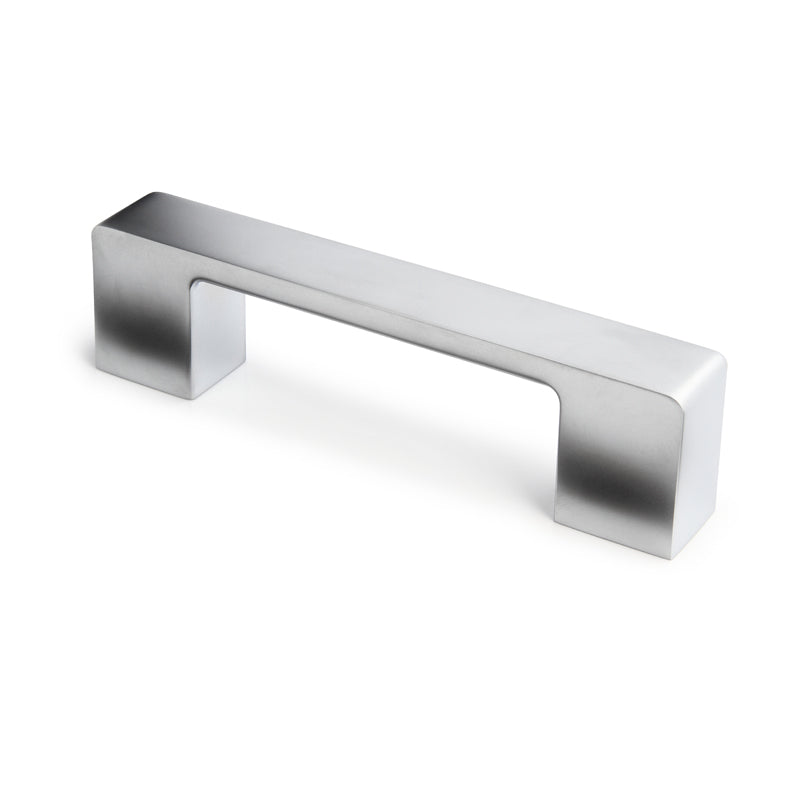 Bügelgriff Viorel 128 mm Chrom matt galvanisiert stehend auf weissem Hintergrund