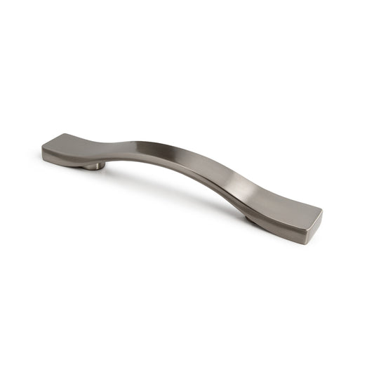 Design-Bügelgriff Saffron 160 mm Edelstahleffekt stehend auf weißem Hintergrund