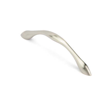 Bogengriff Aglaja 96 mm Nickel matt galvanisiert stehend auf weissem Hintergrund