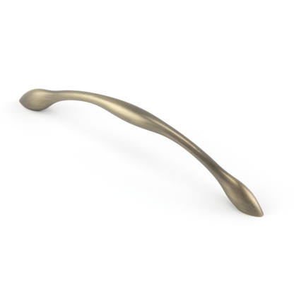 Bogengriff Aglaja 128 mm Antik Gold galvanisiert stehend auf weißem Hintergrund