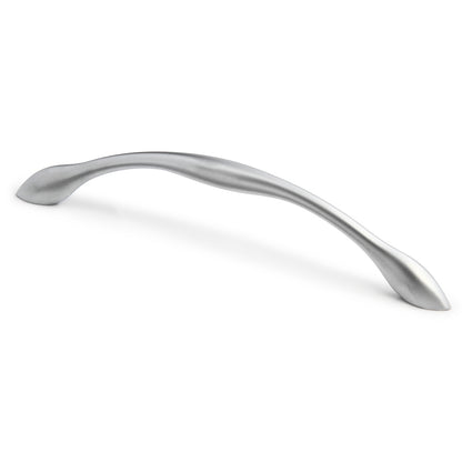 Bogengriff Aglaja 128 mm Chrom matt galvanisiert stehend auf weissem Hintergrund