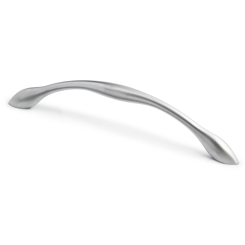 Bogengriff Aglaja 128 mm Chrom matt galvanisiert stehend auf weissem Hintergrund