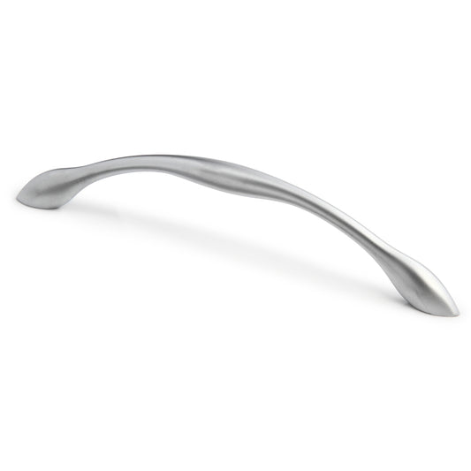 Bogengriff Aglaja 128 mm Chrom matt galvanisiert stehend auf weissem Hintergrund