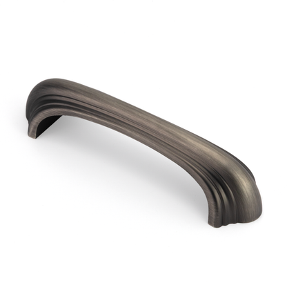 Antik-Bogengriff Circe 96 mm Antik Silber galvanisiert stehend auf weißem Hintergrund