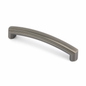 Antik-Bügelgriff Zimanga 128 mm Antik Silber galvanisiert stehend auf weißem Hintergrund