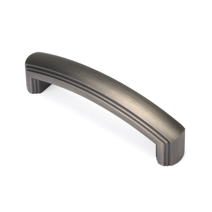 Antik-Bügelgriff Zimanga 96 mm Antik Silber galvanisiert stehend auf weißem Hintergrund