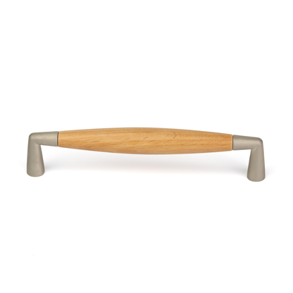 Design-Bügelgriff Bavena 128 mm in heller Buche und Nickel matt frontal auf weißem Hintergrund
