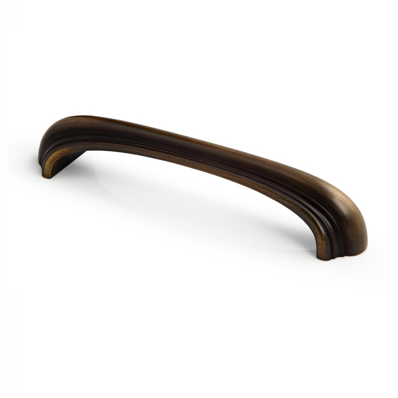 Antik-Bogengriff Circe 128 mm Antik Kupfer stehend auf weißem Hintergrund