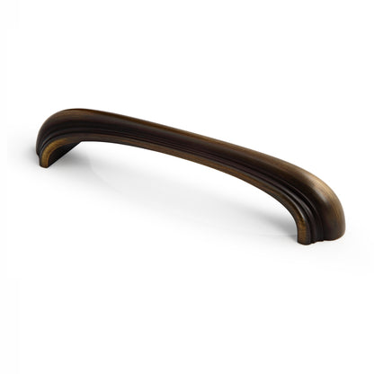 Antik-Bogengriff Circe 128 mm Antik Kupfer stehend auf weißem Hintergrund