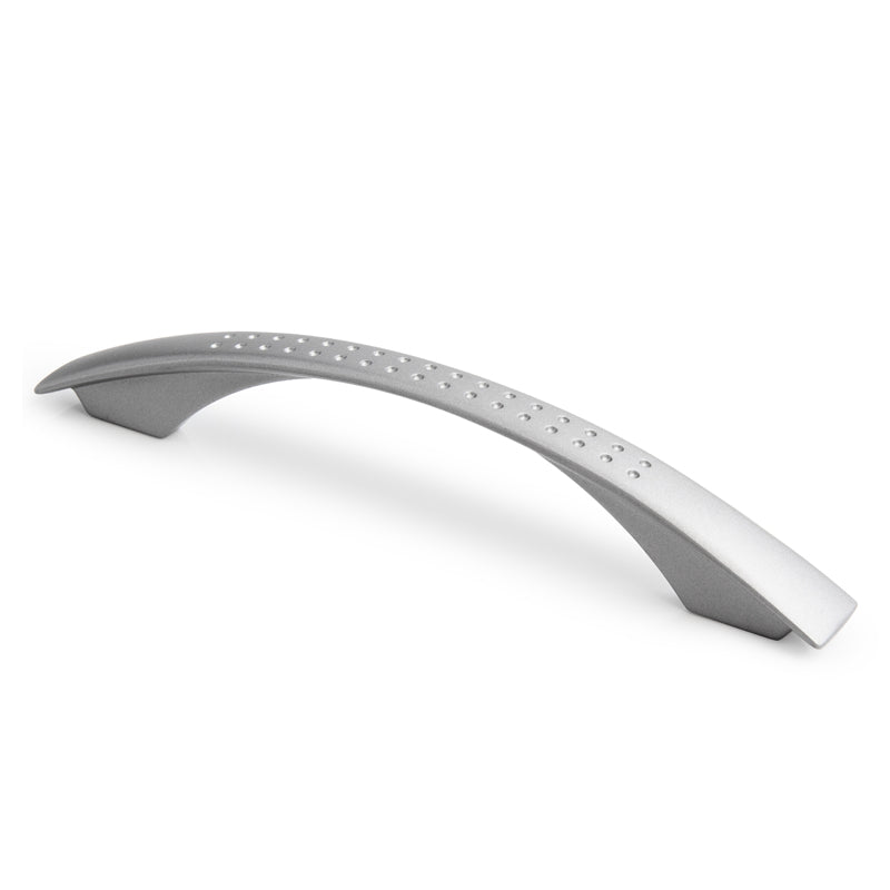 Bogengriff Tilija 128 mm Chrom matt lackiert stehend auf weißem Hintergrund