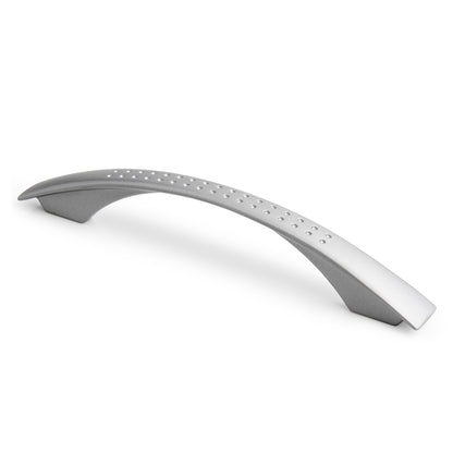 Bogengriff Tilija 128 mm Chrom matt lackiert stehend auf weißem Hintergrund