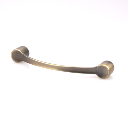 Bügelgriff Bonnie 96 mm in Antik Gold liegend auf weißem Hintergrund
