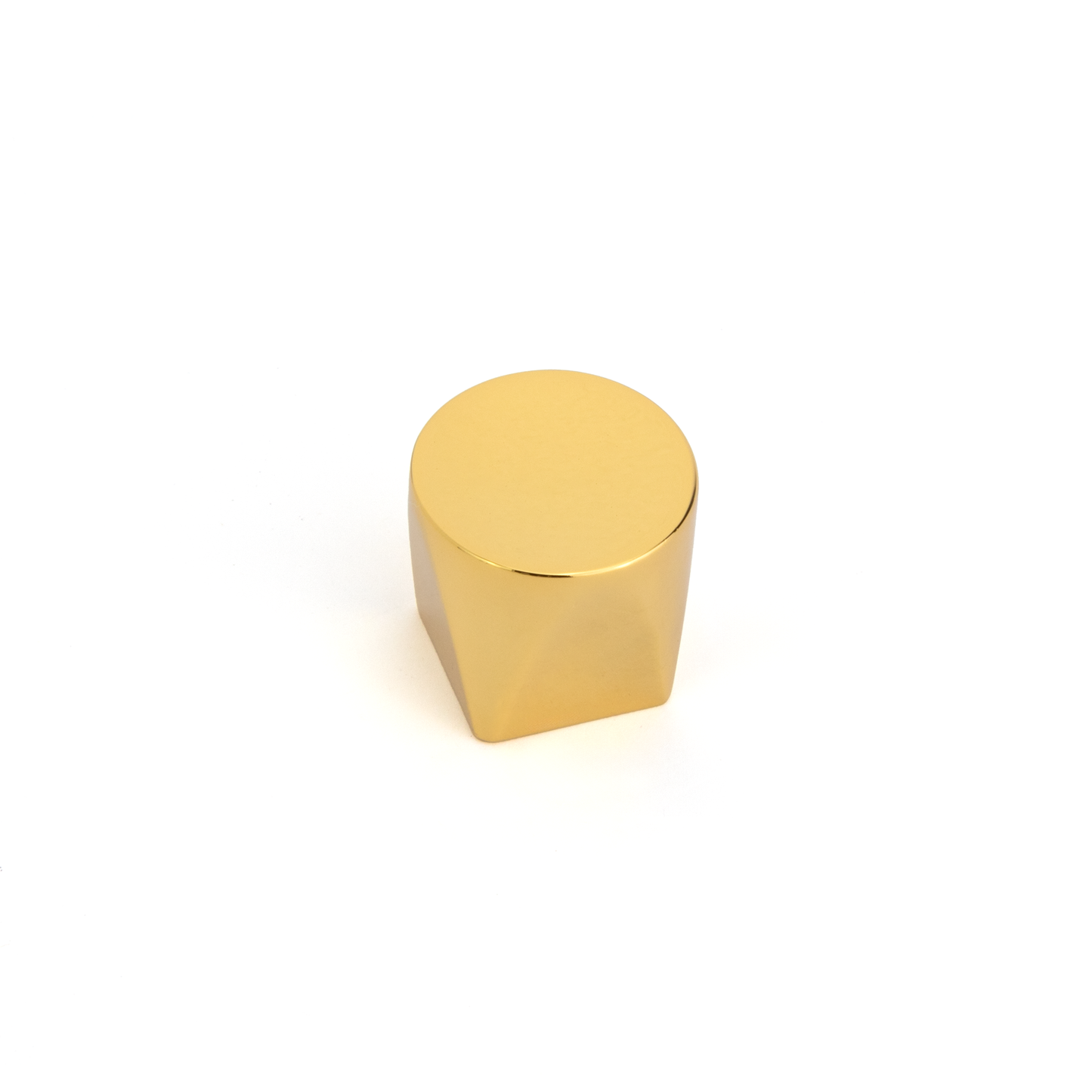Design-Möbelknopf Bromia Gold glänzend stehend auf weißem Hintergrund
