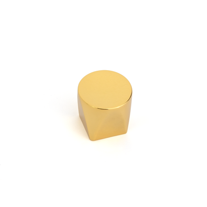 Design-Möbelknopf Bromia Gold glänzend stehend auf weißem Hintergrund
