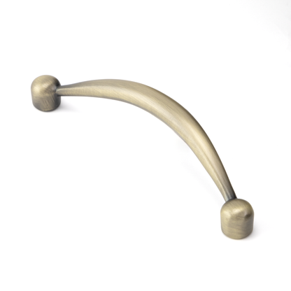 Bügelgriff Shilan 96 mm Antik Messing galvanisiert stehend auf weißem Hintergrund