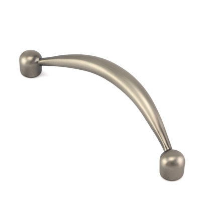 Bügelgriff Shilan 96 mm Antik Zinn galvanisiert stehend auf weißem Hintergrund