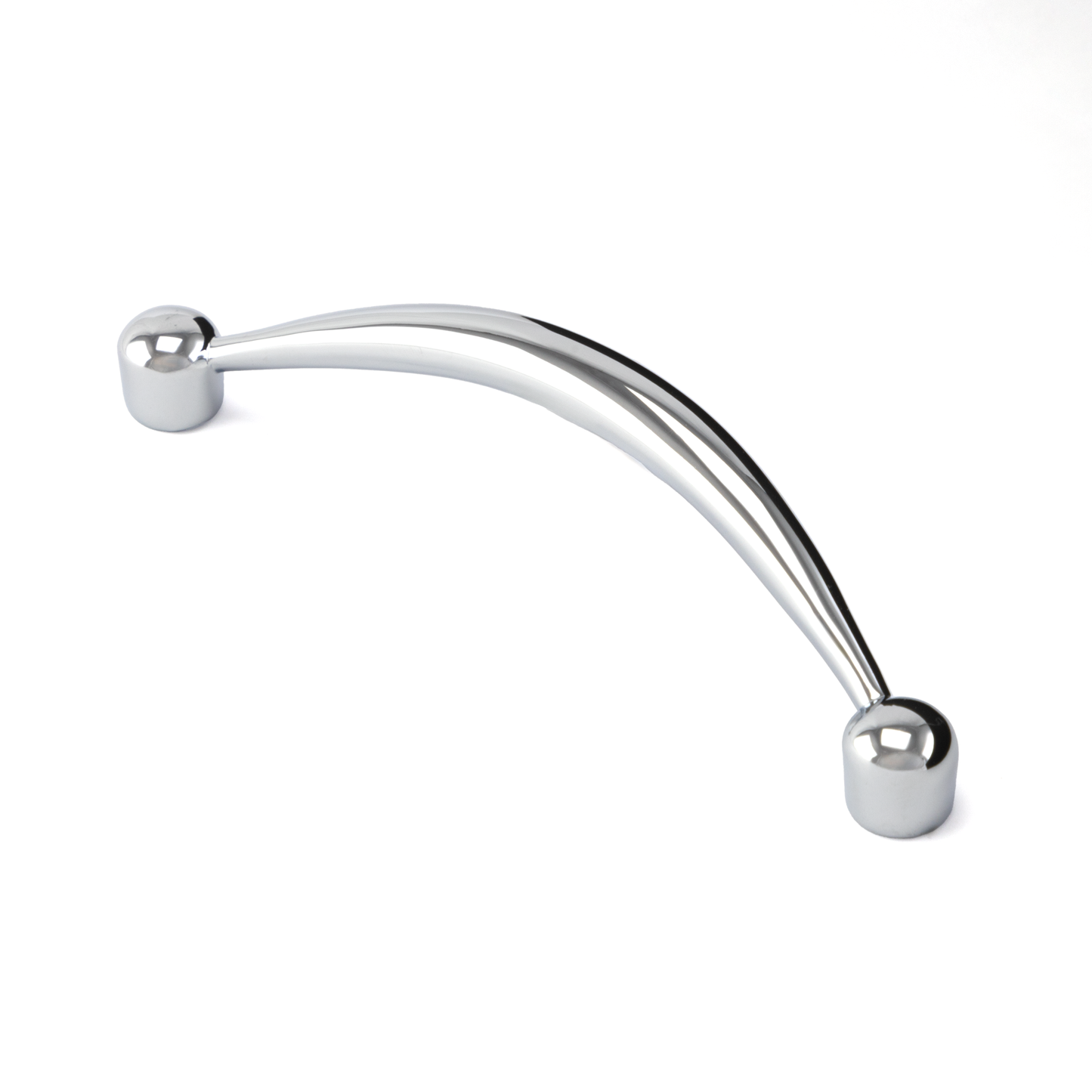 Bügelgriff Shilan 96 mm Chrom glänzend galvanisiert stehend auf weißem Hintergrund