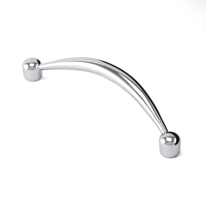 Bügelgriff Shilan 96 mm Chrom glänzend galvanisiert stehend auf weißem Hintergrund