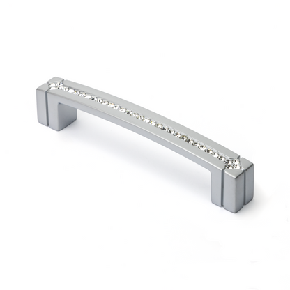 Chantrea Bügelgriff BA 128 mm in Chrom matt mit zwei Sockelfüßen und eingelassener Kristallreihe