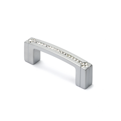 Chantrea Bügelgriff BA 64 mm in Chrom matt mit zwei Sockelfüßen und eingearbeiteter Kristallreihe