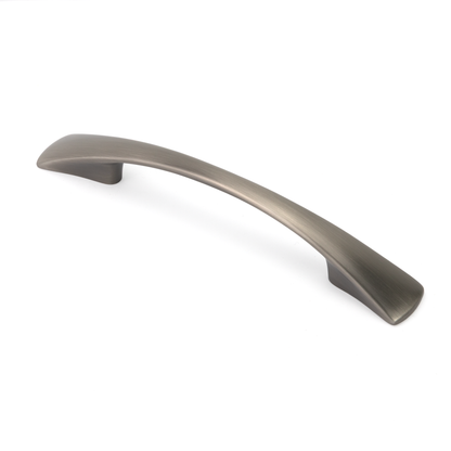 Design-Bogengriff Dalya in Antik Silber  galvanisiert mit 96 mm auf weißem Hintergrund