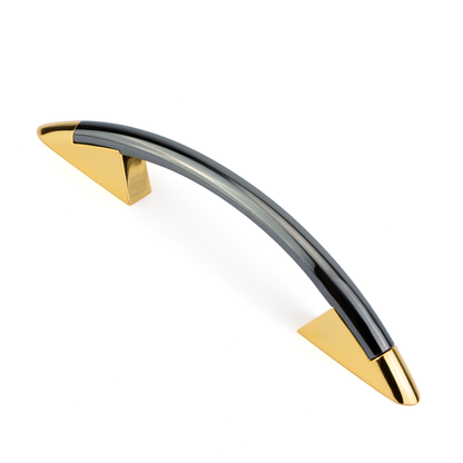 Design-Bogengriff Ruza 96 mm Kombination Chrom dunkel galvanisiert Griffleiste und Gold glaenzend galvanisiert Grifffuss stehend auf weissem Hintergrund