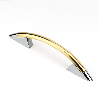 Design-Bogengriff Ruza 96 mm Kombination Gold glaenzend galvanisiert Griffleiste und Chrom glaenzend galvanisiert Grifffuss stehend auf weissem Hintergrund