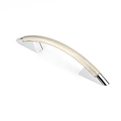 Design-Bogengriff Ruza 96 mm Kombination Nickel matt galvanisiert Griffleiste und Chrom glaenzend galvanisiert Grifffuss stehend auf weissem Hintergrund