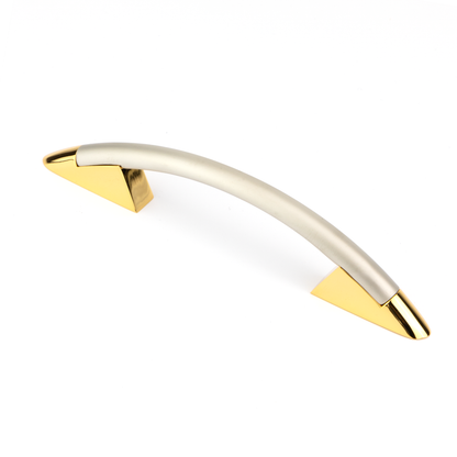 Design-Bogengriff Ruza 96 mm Kombination Nickel matt galvanisiert Griffleiste und Gold glaenzend galvanisiert Grifffuss stehend auf weissem Hintergrund