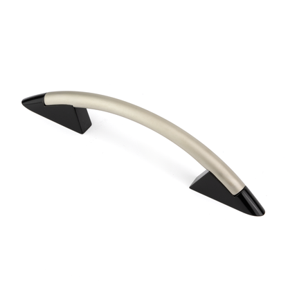 Design-Bogengriff Ruza 96 mm Kombination Nickel matt galvanisiert Griffleiste und Schwarz glaenzend lackiert Grifffuss stehend auf weissem Hintergrund