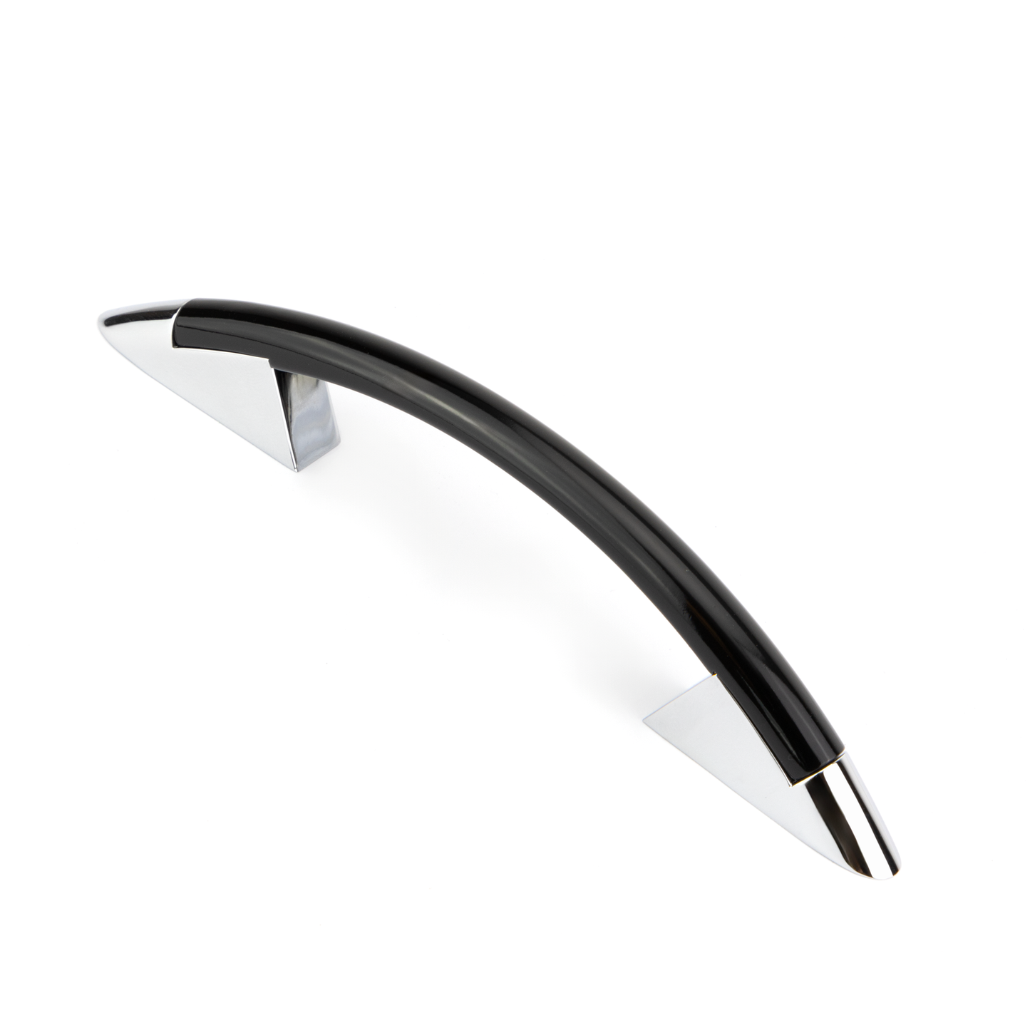 Design-Bogengriff Ruza 96 mm Kombination Schwarz glaenzend lackiert Griffleiste und Chrom glaenzend galvanisiert Grifffuss stehend auf weissem Hintergrund