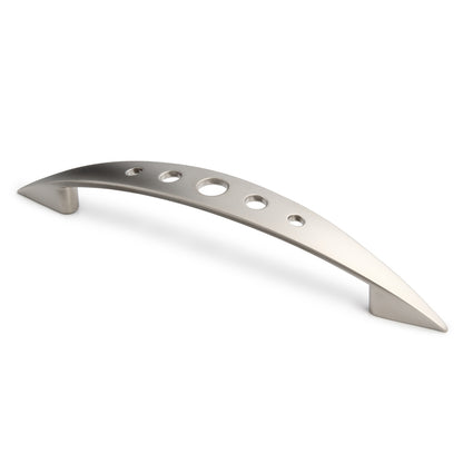 Design-Bogengriff Wisteria 128 mm Nickel matt galvanisiert stehend auf weißem Hintergrund