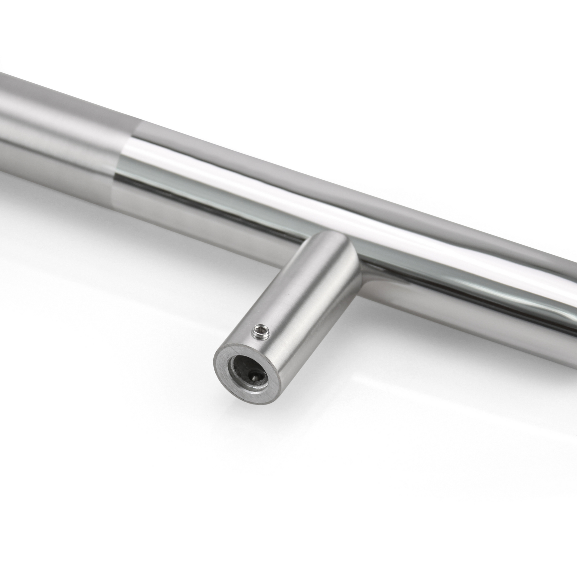 Haustürgriff Hestia 600 mm Edelstahl gebürstet und poliert Länge 1000 mm liegend Detailaufnahme auf weißem Hintergrund
