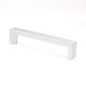 Design-Bügelgriff Kamala 128 mm in Chrom matt galvanisiert stehend auf weißem Hintergrund
