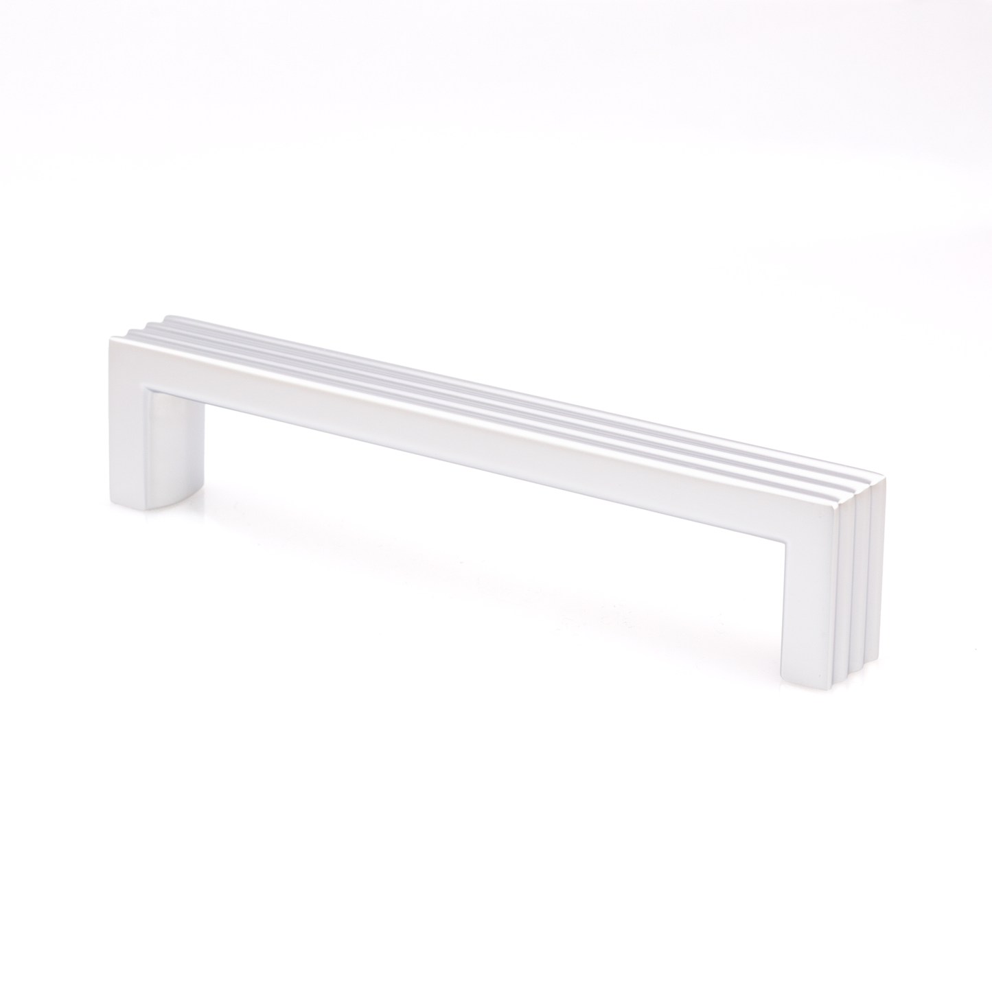 Design-Bügelgriff Kamala 128 mm in Chrom matt galvanisiert stehend auf weißem Hintergrund
