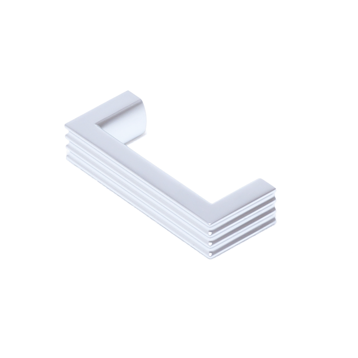 Design-Bügelgriff Kamala 64 mm in Chrom matt galvanisiert, liegend auf weißem Hintergrund