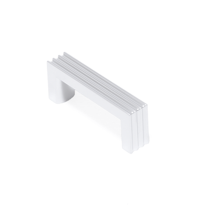 Design-Bügelgriff Kamala 64 mm in Chrom matt galvanisiert, stehend auf weißem Hintergrund
