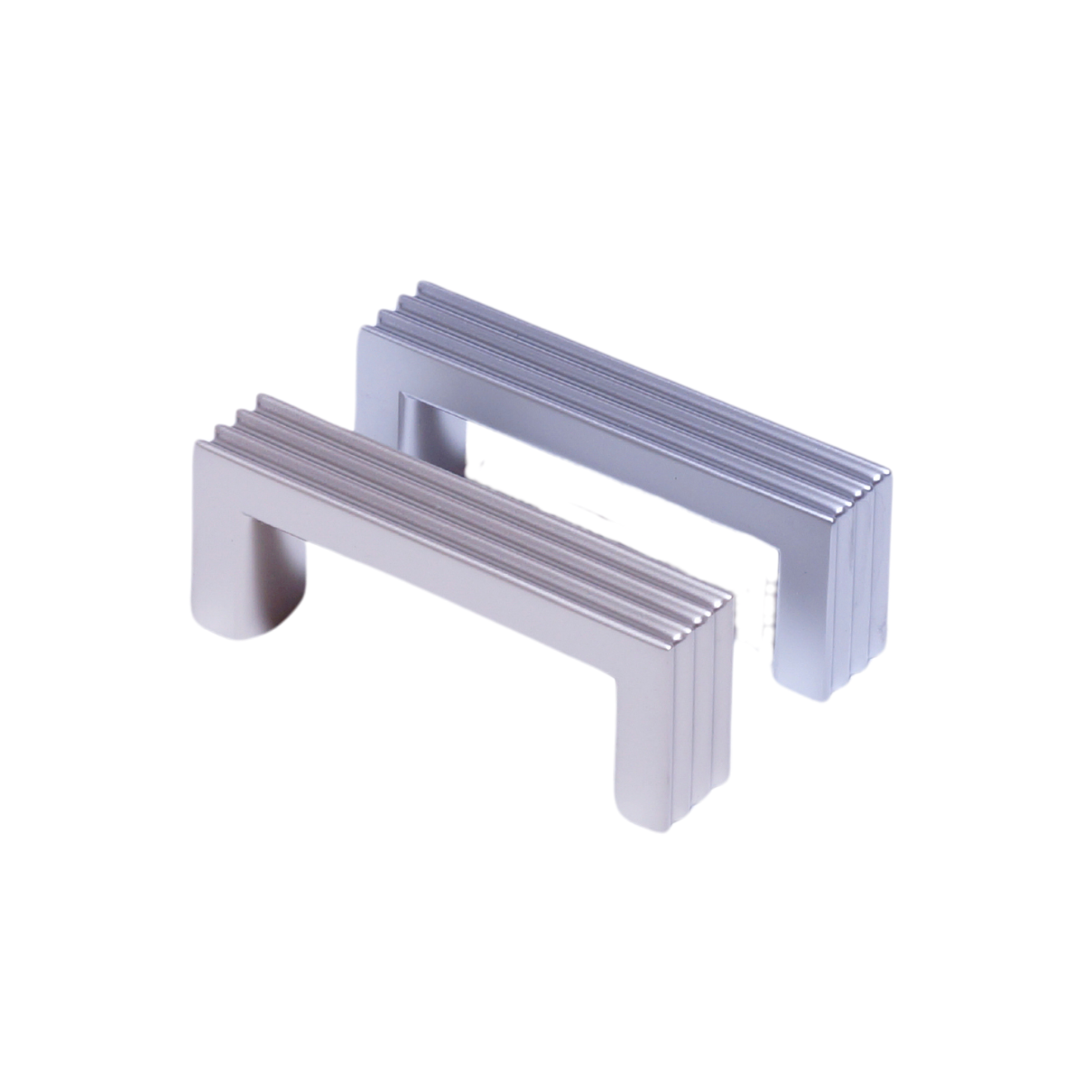 Zwei Design-Bügelgriffe Kamala 64 mm nebeneinander in Nickel matt und Chrom matt galvanisiert auf weißem Hintergrund