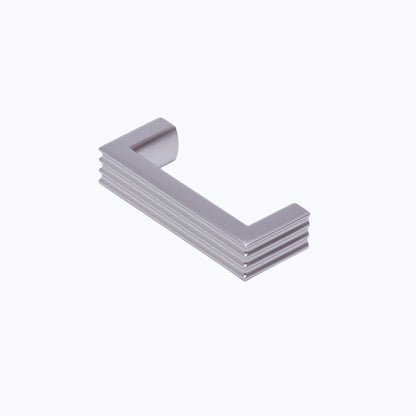 Design-Bügelgriff Kamala 64 mm in Nickel matt galvanisiert, liegend auf weißem Hintergrund