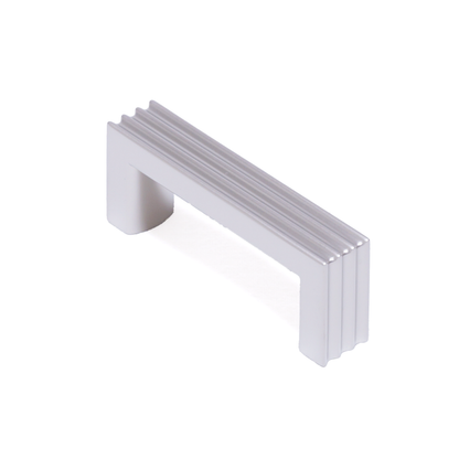 Design-Bügelgriff Kamala 64 mm in Nickel matt galvanisiert, stehend auf weißem Hintergrund