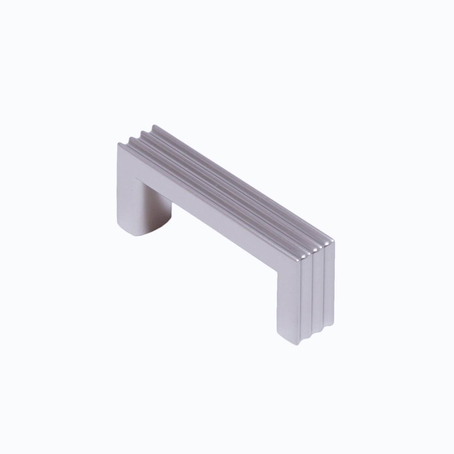 Design-Bügelgriff Kamala 64 mm in Nickel matt galvanisiert, stehend auf weißem Hintergrund