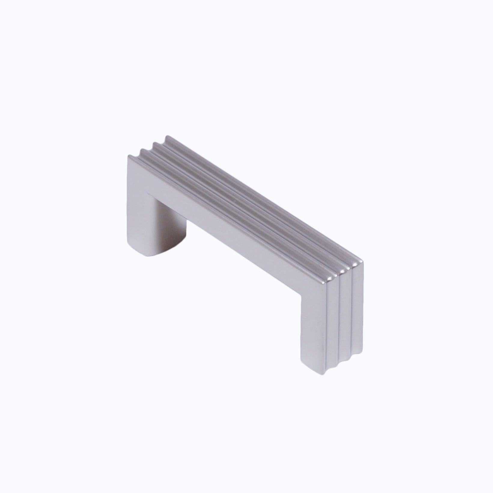 Design-Bügelgriff Kamala 64 mm in Nickel matt galvanisiert, stehend auf weißem Hintergrund