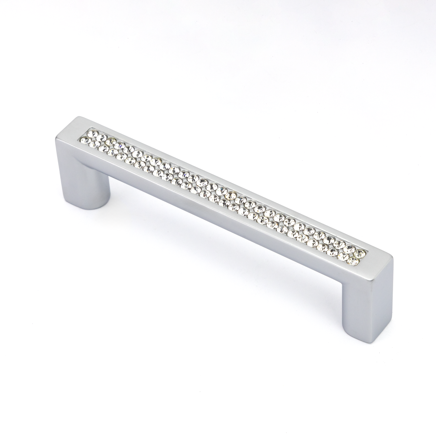 Kristall-Bügelgriff Jelena 96 mm Chrom matt galvanisiert stehend auf weißem Hintergrund