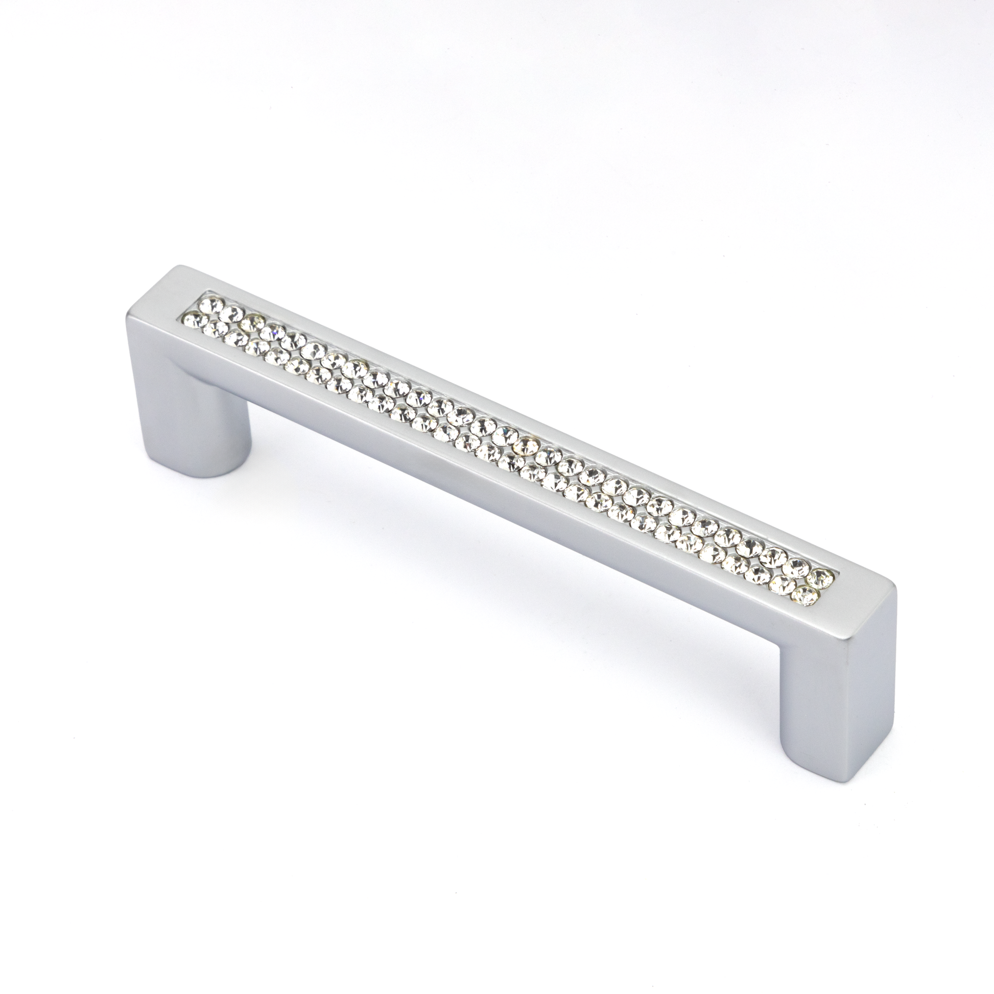 Kristall-Bügelgriff Jelena 96 mm Chrom matt galvanisiert stehend auf weißem Hintergrund