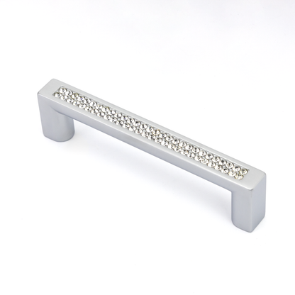 Kristall-Bügelgriff Jelena 96 mm Chrom matt galvanisiert stehend auf weißem Hintergrund