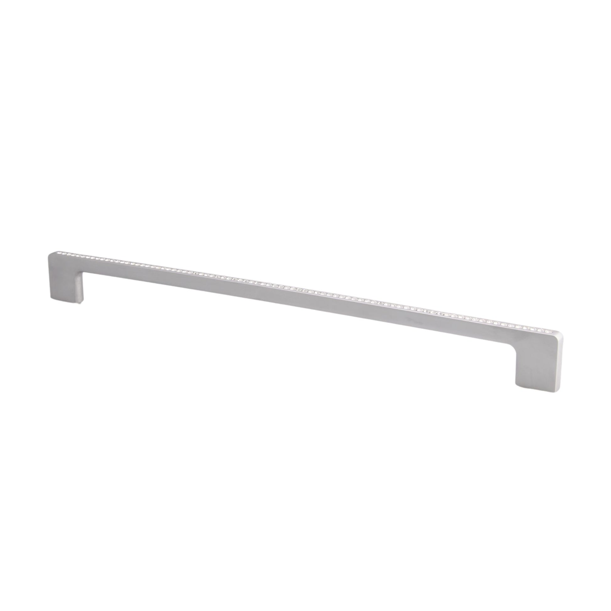 Kristall-Bügelgriff Zehra 320 mm Chrom matt galvanisiert stehend auf weißem Hintergrund