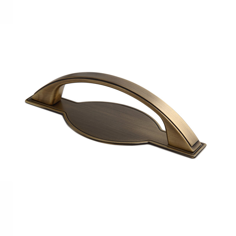 Antik-Bogengriff Chiron 96 mm Antik Gold galvanisiert stehend auf weißem Hintergrund