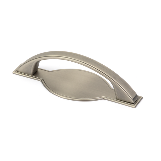 Antik-Bogengriff Chiron 96 mm Antik Silber galvanisiert stehend auf weißem Hintergrund