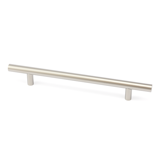 Klassischer Relinggriff Rosita 160 mm Nickel matt galvanisiert stehend auf weißem Hintergrund