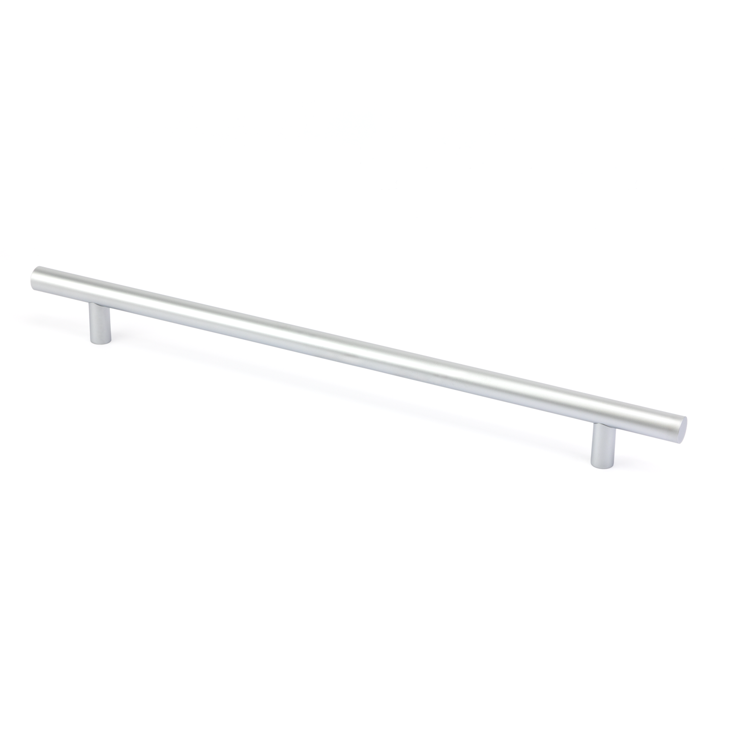 Klassischer Relinggriff Rosita 260 mm Chrom matt galvanisiert stehend auf weißem Hintergrund